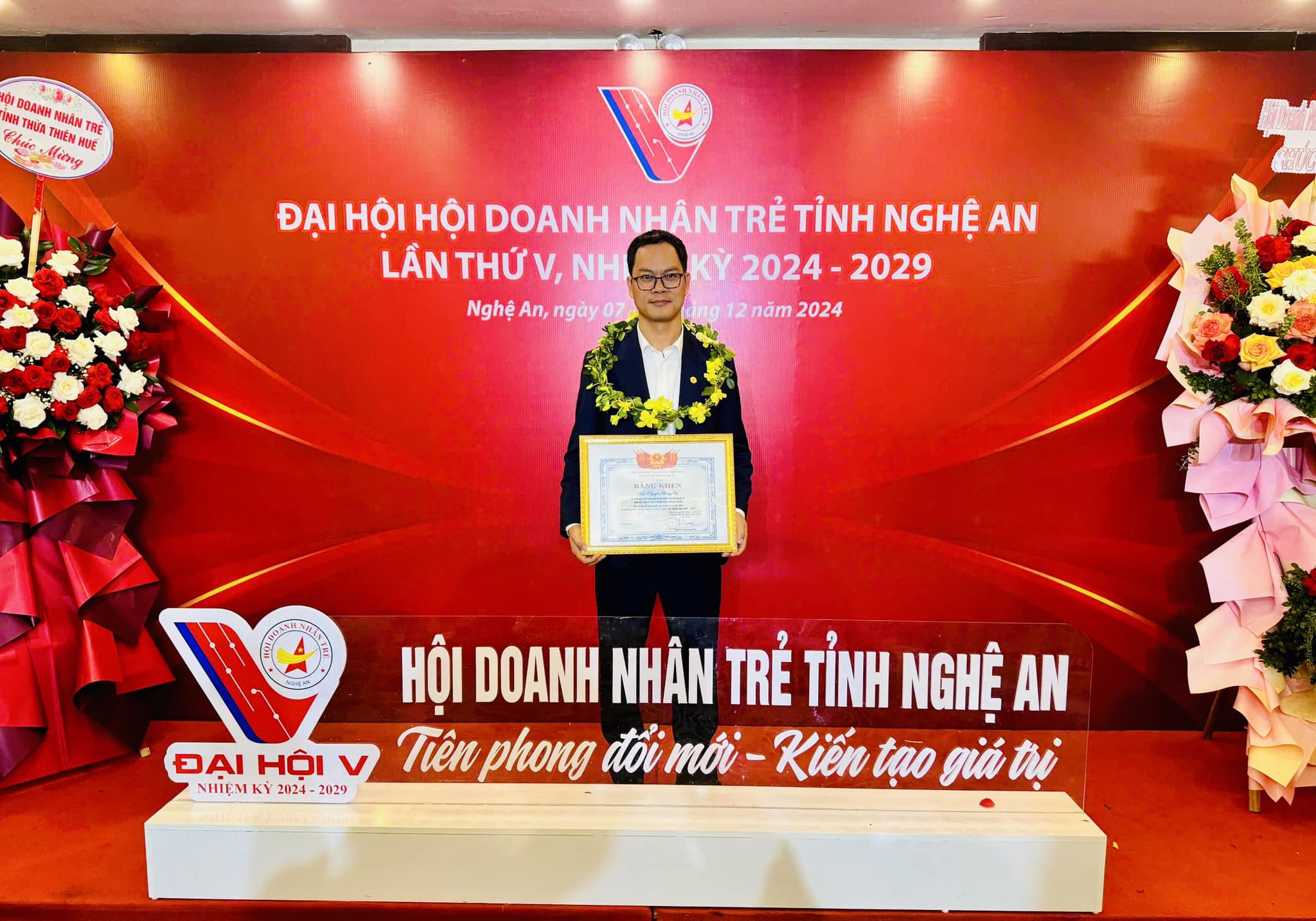 nguyễn phong vũ nhận bằng khen hội doanh nhân trẻ nghệ an